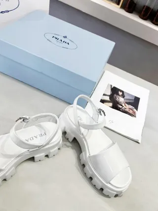 Prada Cloudbust Sandales Gladiator de Plateforme en Cuir Patenté Blanc 2