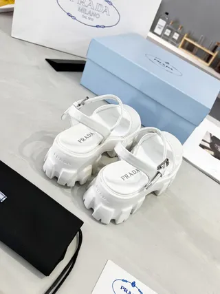 Prada Cloudbust Sandales Gladiator de Plateforme en Cuir Patenté Blanc 4