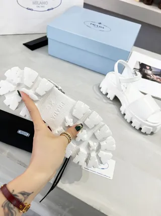 Prada Cloudbust Sandales Gladiator de Plateforme en Cuir Patenté Blanc 5