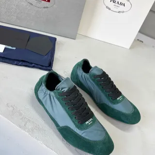 Prada أحذية رياضية للاستخدام اليومي باللون الأخضر والأزرق الفاتح من السويد والنايلون