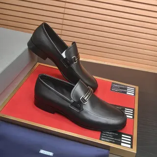 Prada Horsebit 1955 loafers en cuir noir