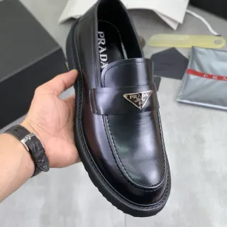 Prada Loafer Cuero pulido negro Placa triangular de metal con logo Loafer