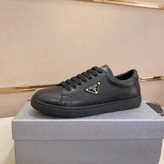 Prada Re-Edition 2005 حذاء رياضي جلد أسود بنمط حياة