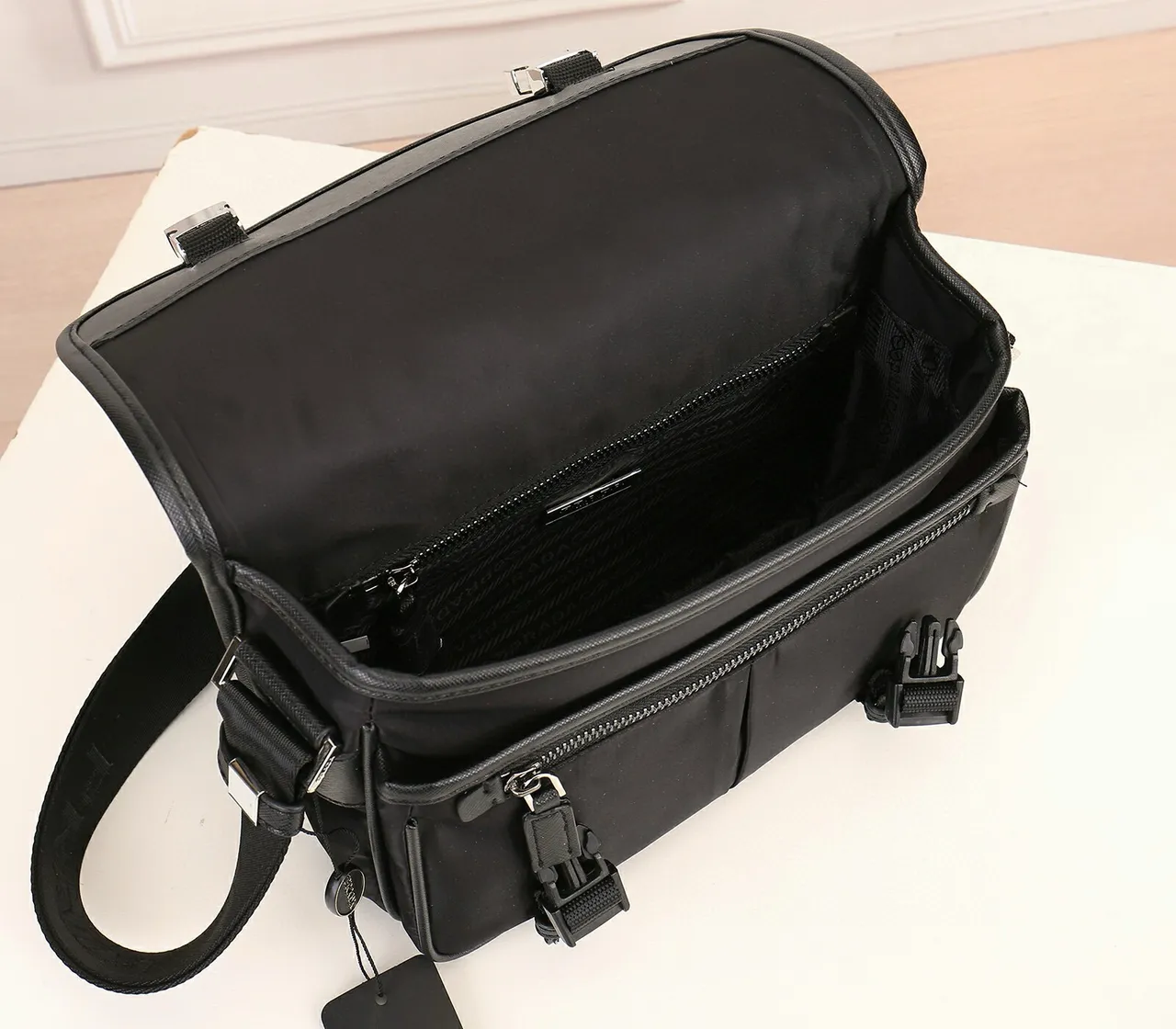 Sac messager Prada Re-Edition noir argenté flap-top buckle-accented 2