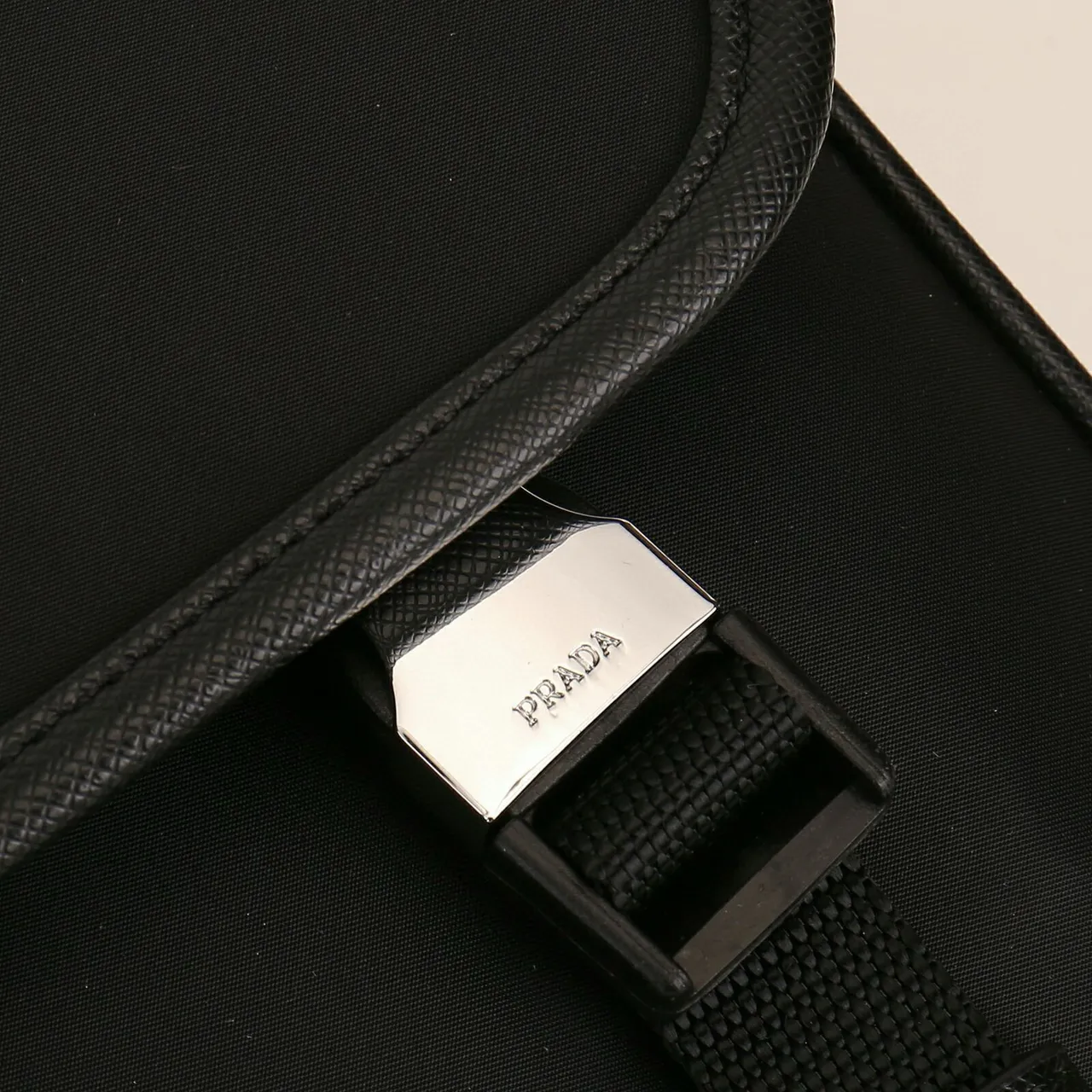 Sac messager Prada Re-Edition noir argenté flap-top buckle-accented 3