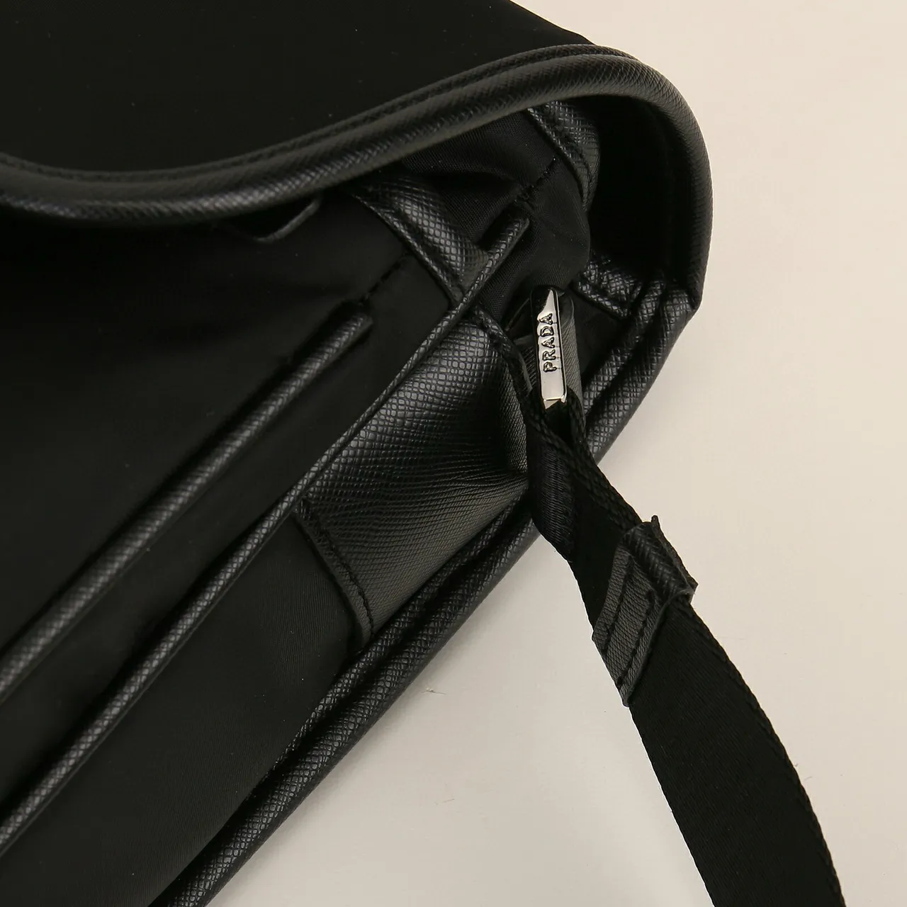 Sac messager Prada Re-Edition noir argenté flap-top buckle-accented 4