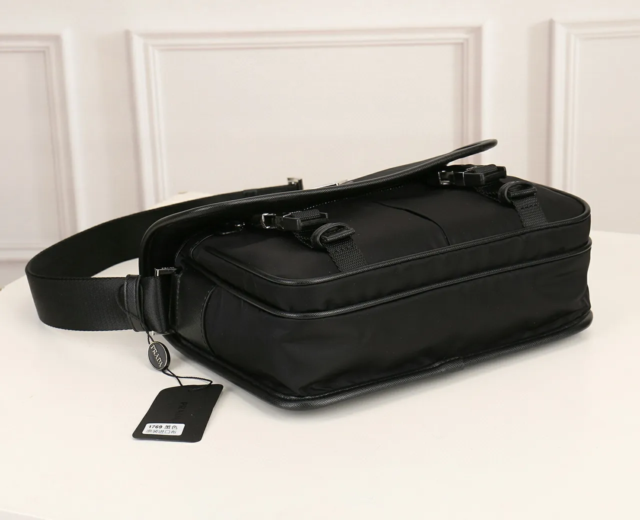 Sac messager Prada Re-Edition noir argenté flap-top buckle-accented 7