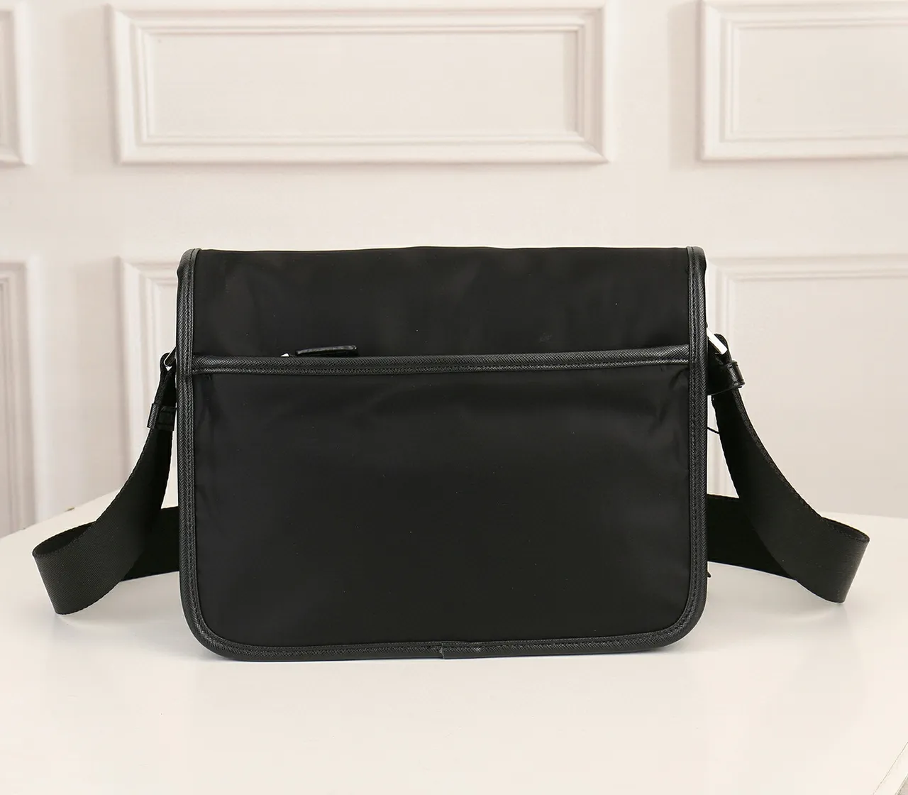 Sac messager Prada Re-Edition noir argenté flap-top buckle-accented 8