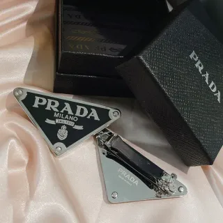 Prada ত্রিভুজ ব্রোচ কালো এনামেল সিলভার-টোন মেটাল ব্রোচ