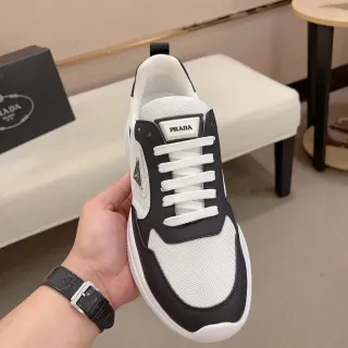 Prada Sneakers Lifestyle Monocromáticos Blancos y Negros con Construcción de Mallas y Paneles Sintéticos