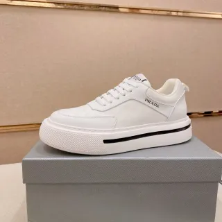 Prada Sneakers Lifestyle de Plateforme en Cuir Blanc Matelassé