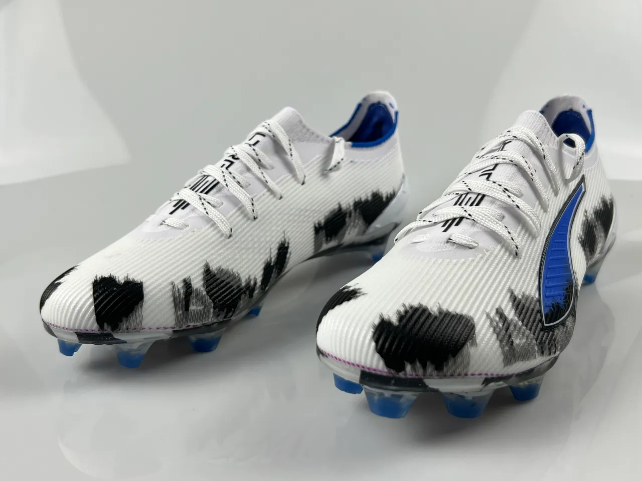 Puma Future Z Sapatos de Futebol Branco Azul Baixo Corte Upper de Malha Cadarços Assimétricos Superfície Firme 10