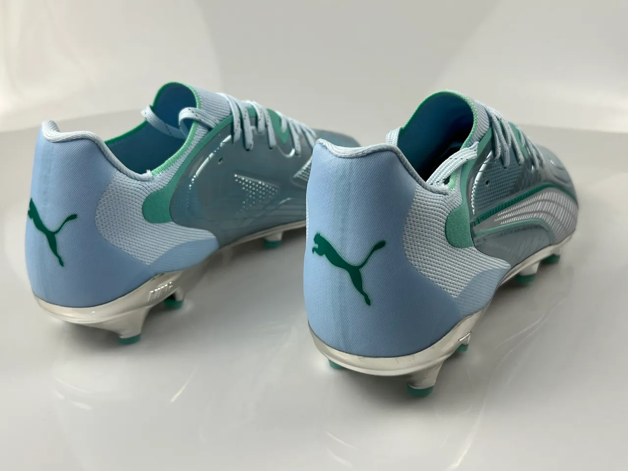 Puma King Argent métallique et vert menthe Chaussures de football pour terre ferme 2