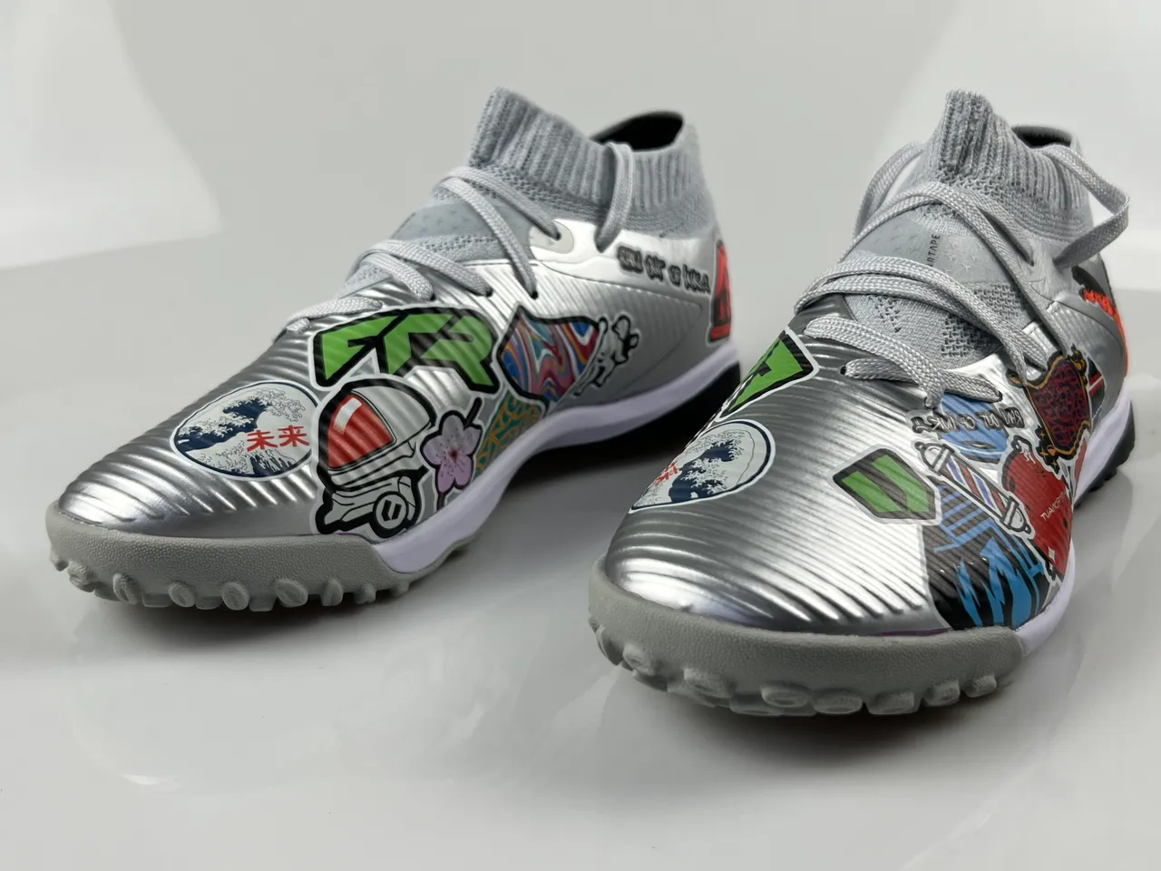 Puma Silver Multicolor Chaussures de soccer Turf avec col en jersey ajustable au chausson, upper synthétique métallique 9