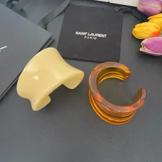 Saint Laurent بيج أورانج سوار غير متماثل من ريزين منحوت