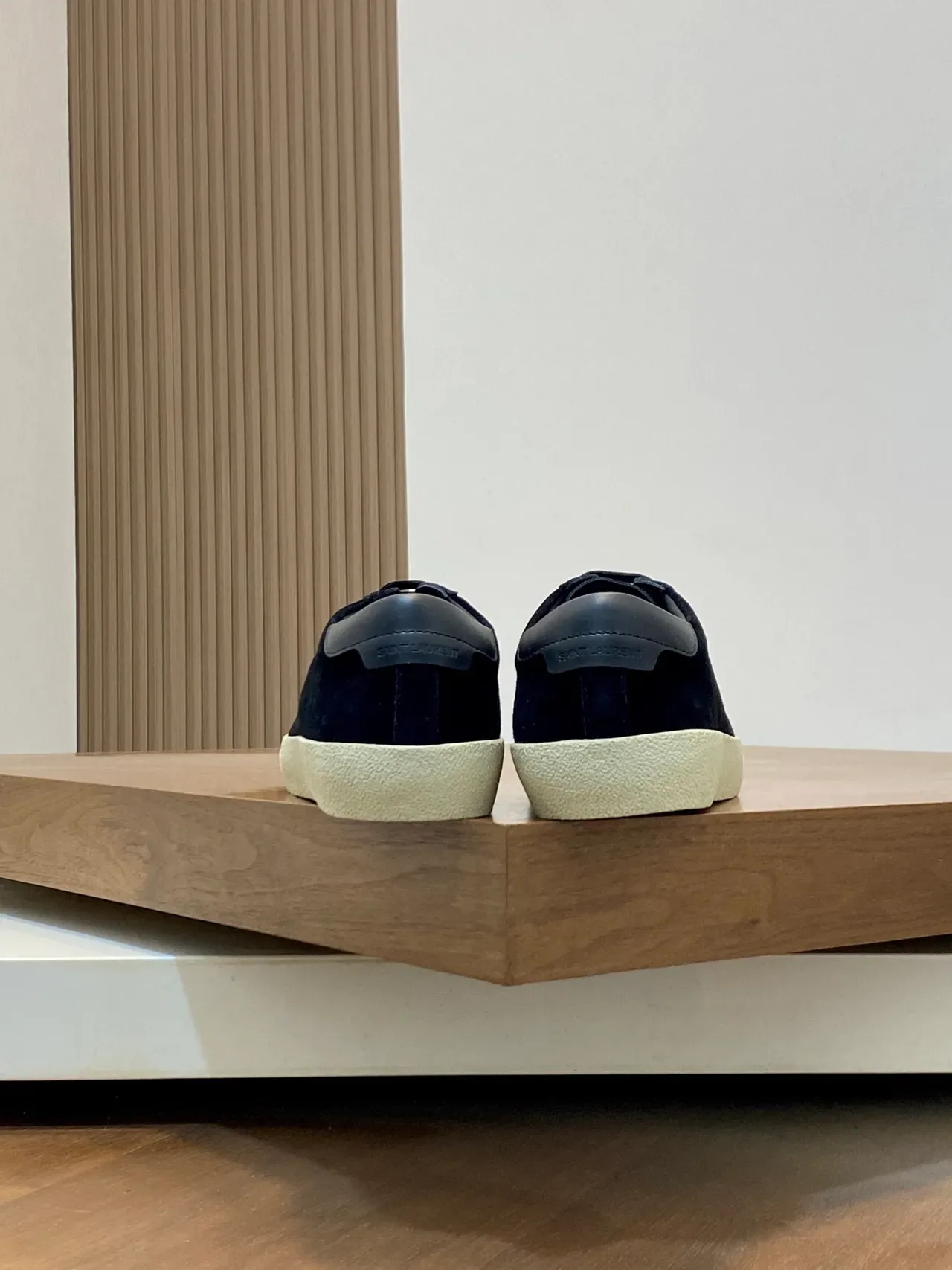 Saint Laurent tênis lifestyle de camurça preto e bege com bordado tonal 3