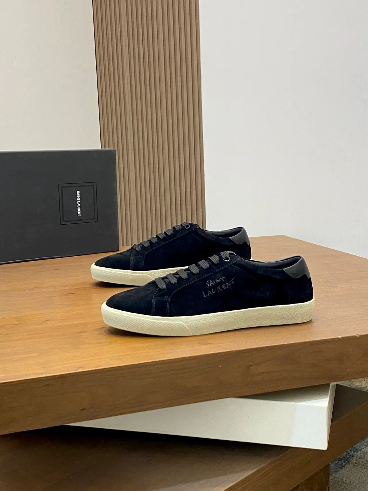Saint Laurent tênis lifestyle de camurça preto e bege com bordado tonal 4