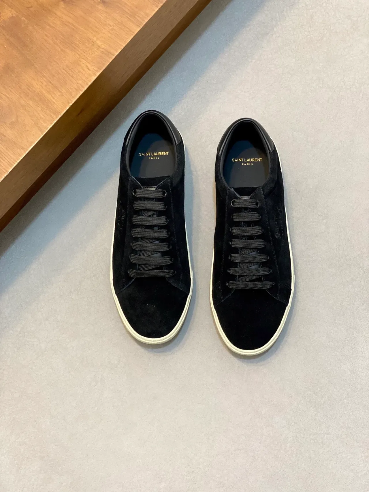 Saint Laurent tênis lifestyle de camurça preto e bege com bordado tonal 5