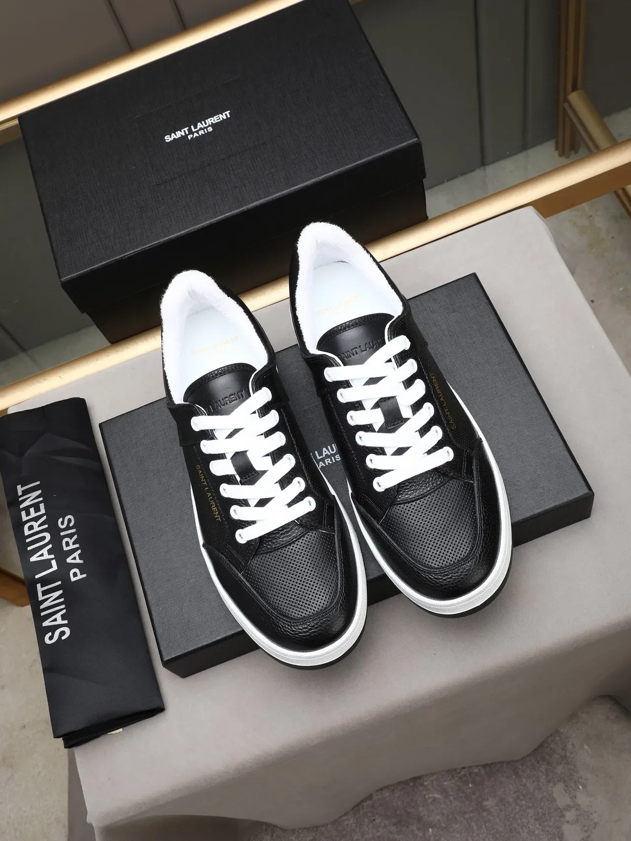 Saint Laurent Noir Blanc Cuir Texturé Partie Supérieure Orteil Perforé Chaussures Lifestyle 2