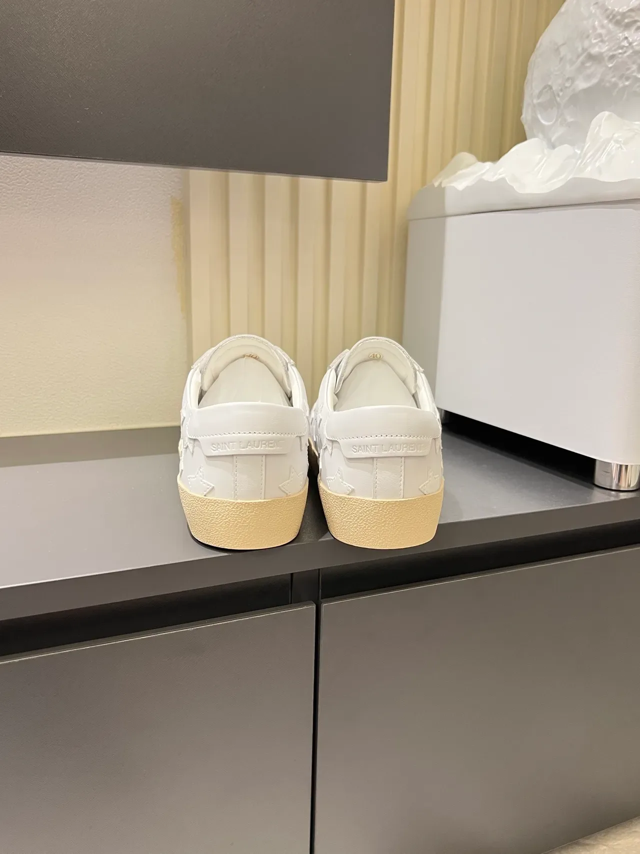 Saint Laurent Sneakers Lifestyle Blanc Beige Cuir Supérieur Motif Étoile Embossé 2