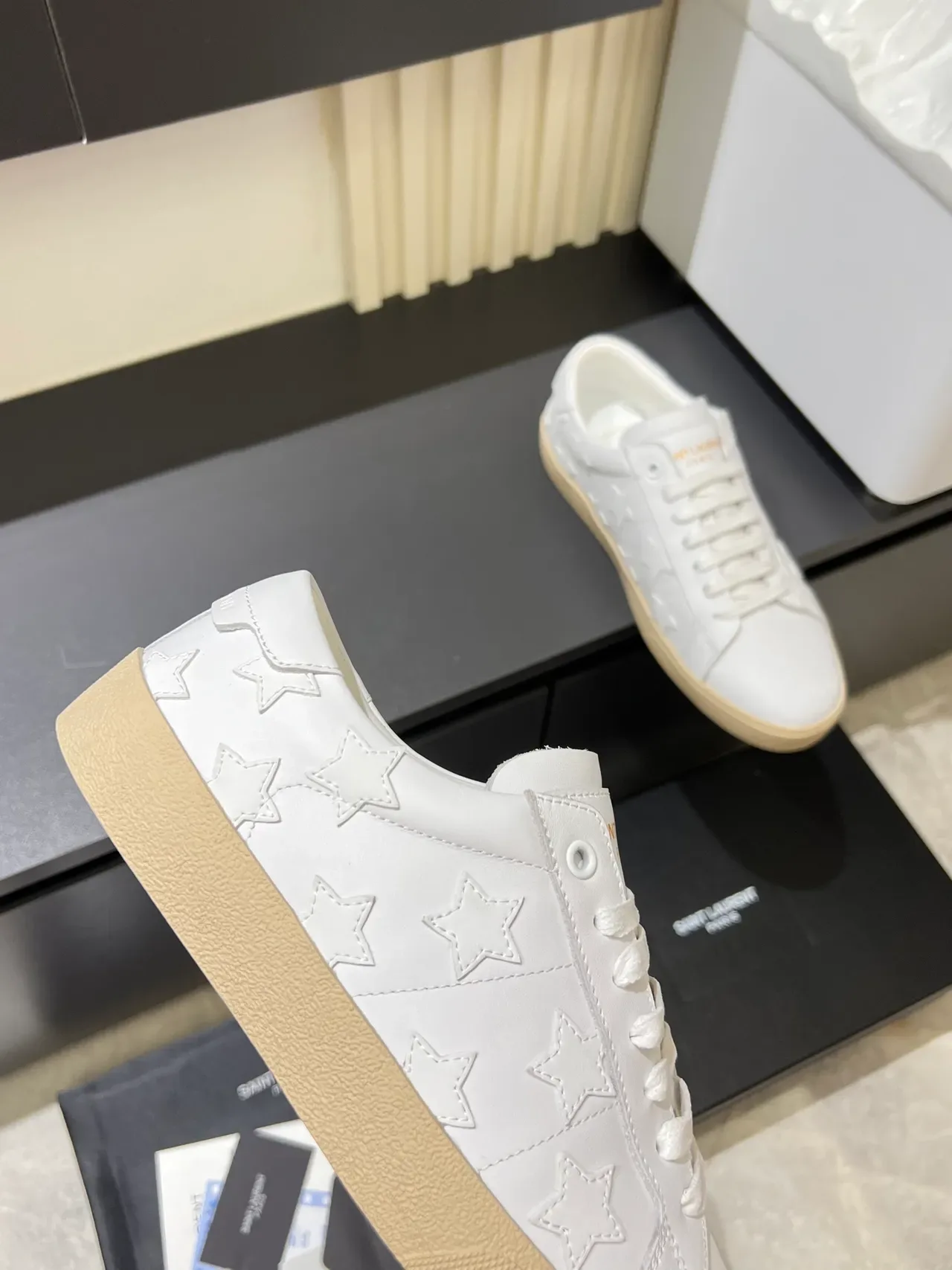 Saint Laurent Sneakers Lifestyle Blanc Beige Cuir Supérieur Motif Étoile Embossé 3