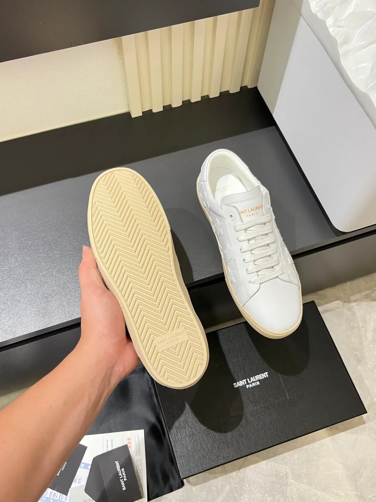 Saint Laurent Sneakers Lifestyle Blanc Beige Cuir Supérieur Motif Étoile Embossé 4