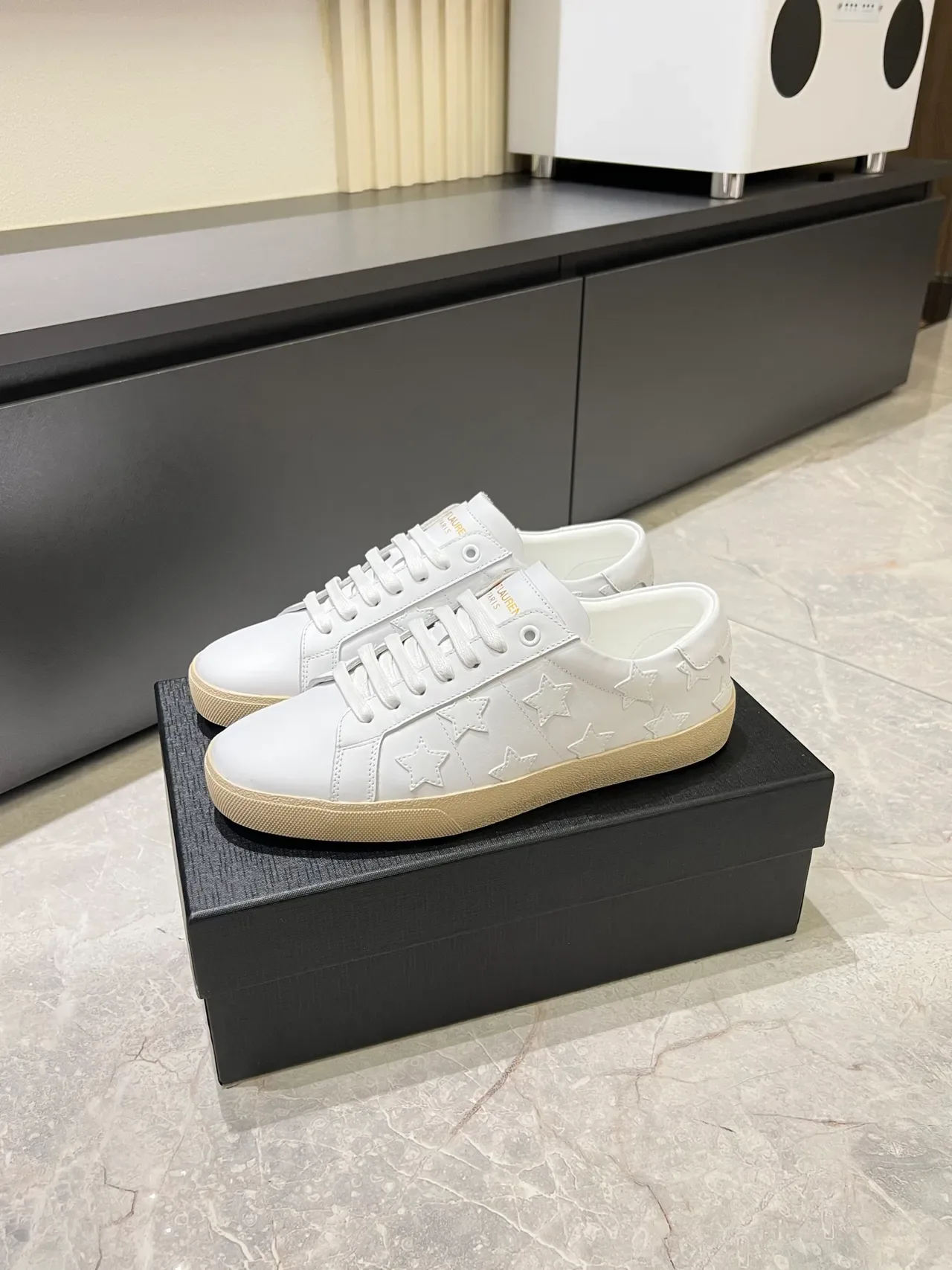 Saint Laurent Sneakers Lifestyle Blanc Beige Cuir Supérieur Motif Étoile Embossé 5