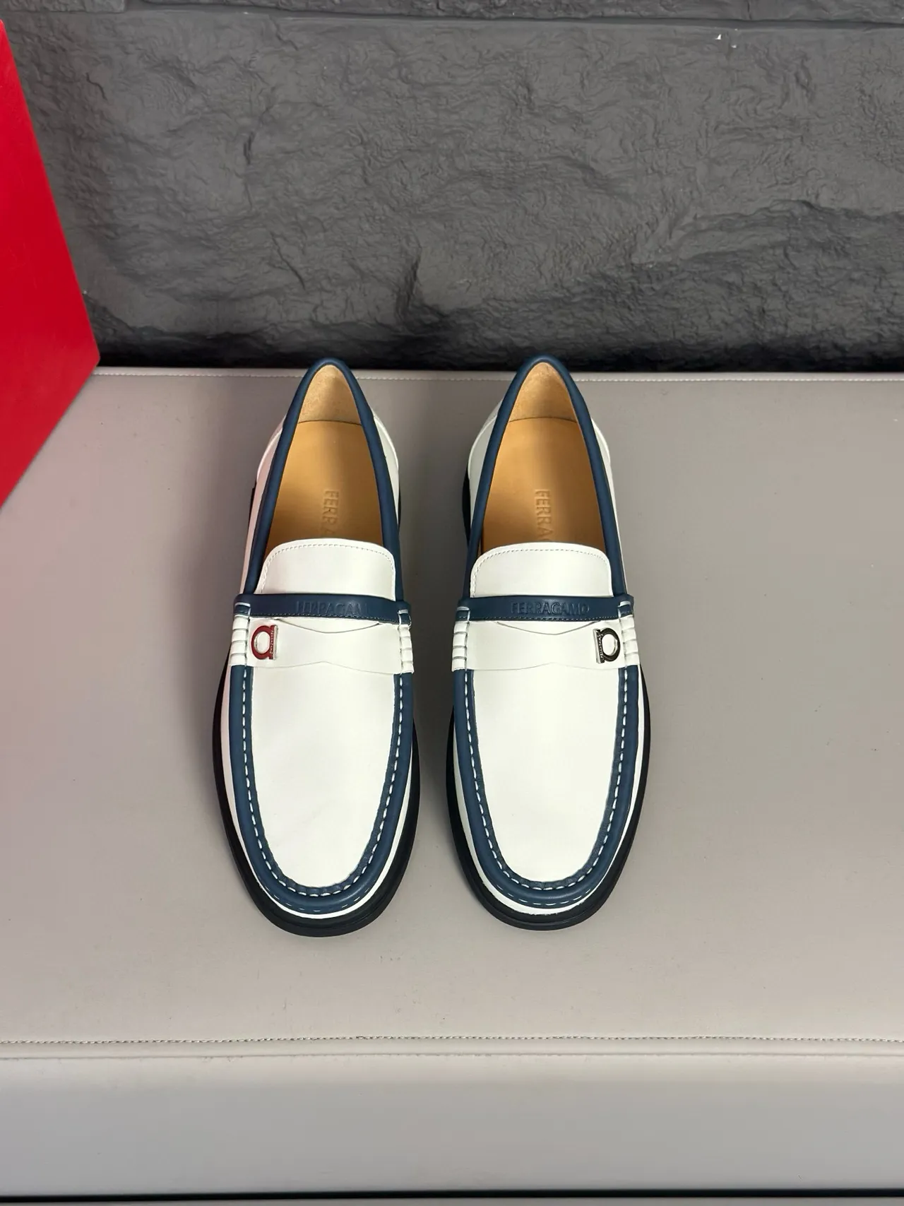 Salvatore Ferragamo Gancini Loafer Mocassins Blanc et Marine en Cuir 2