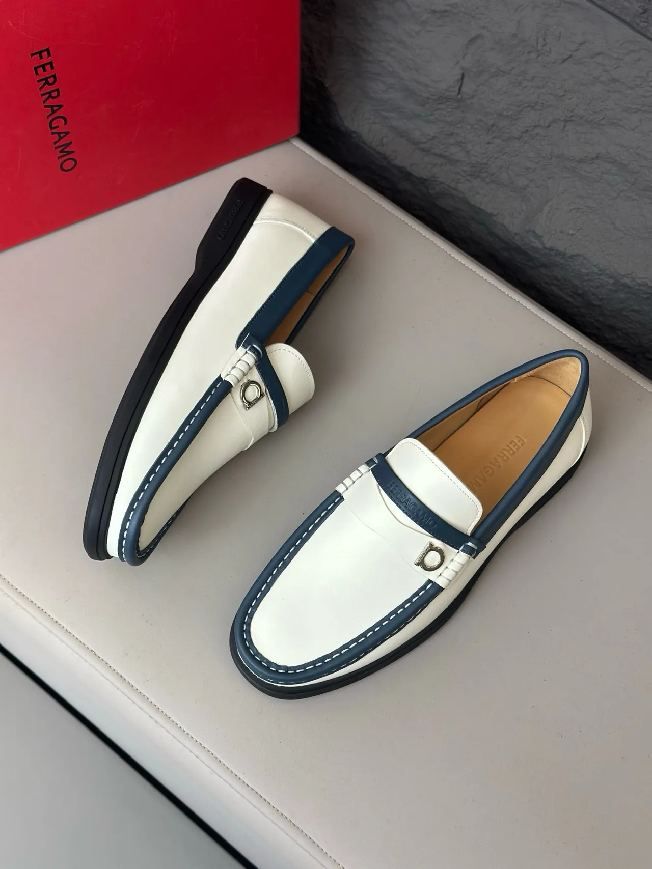 Salvatore Ferragamo Gancini Loafer Mocassins Blanc et Marine en Cuir 3