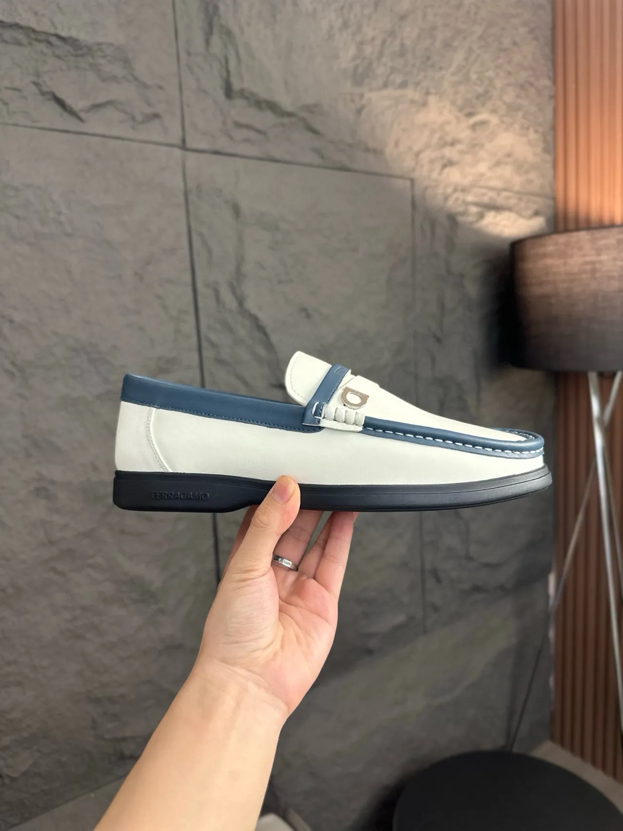 Salvatore Ferragamo Gancini Loafer Mocassins Blanc et Marine en Cuir 4