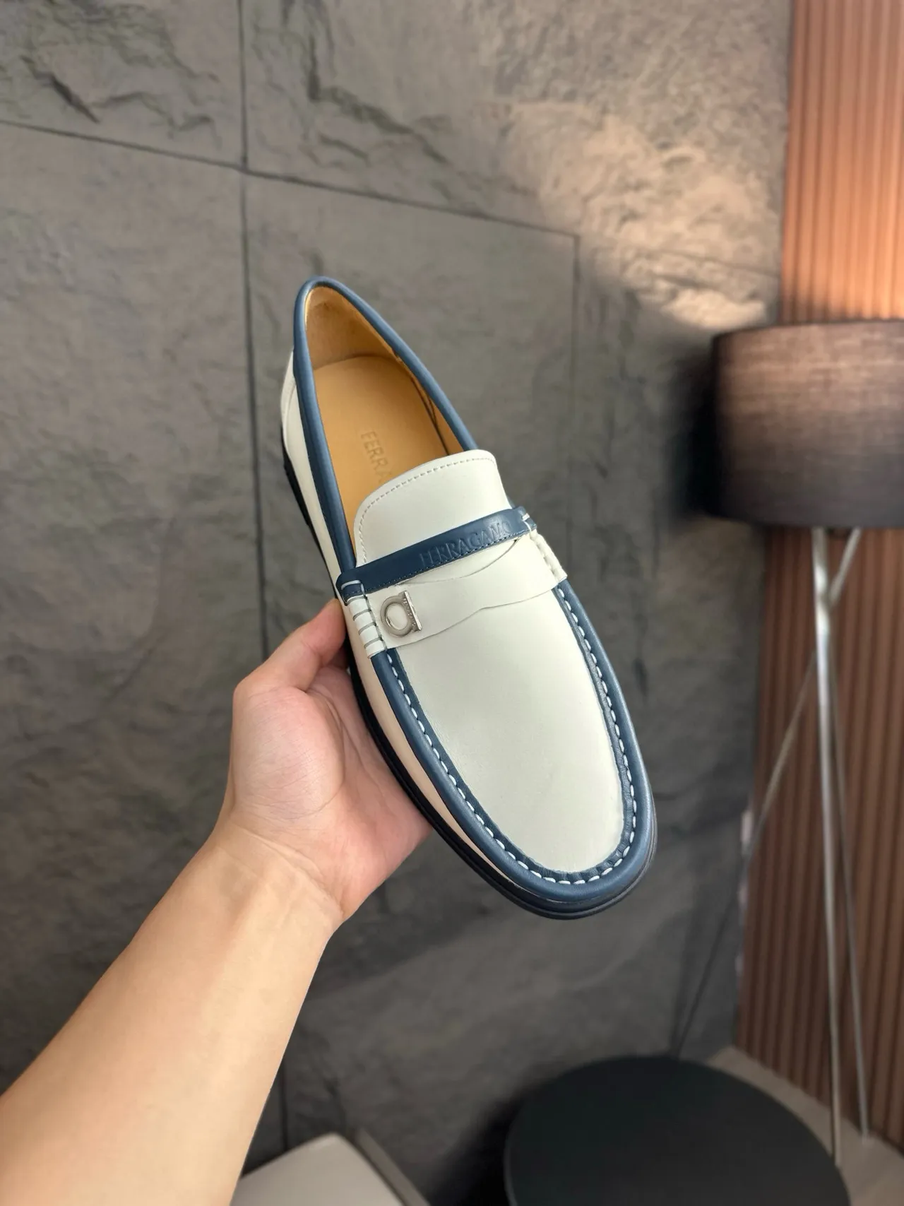 Salvatore Ferragamo Gancini Loafer Mocassins Blanc et Marine en Cuir 5