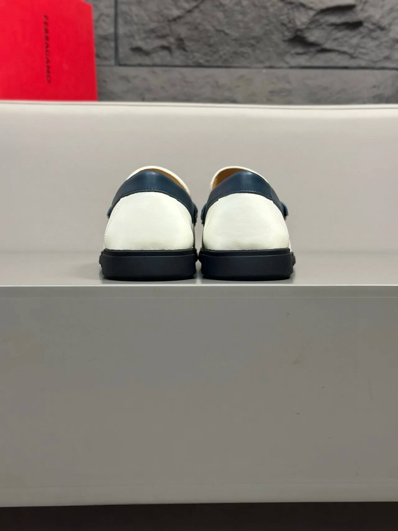 Salvatore Ferragamo Gancini Loafer Mocassins Blanc et Marine en Cuir 7