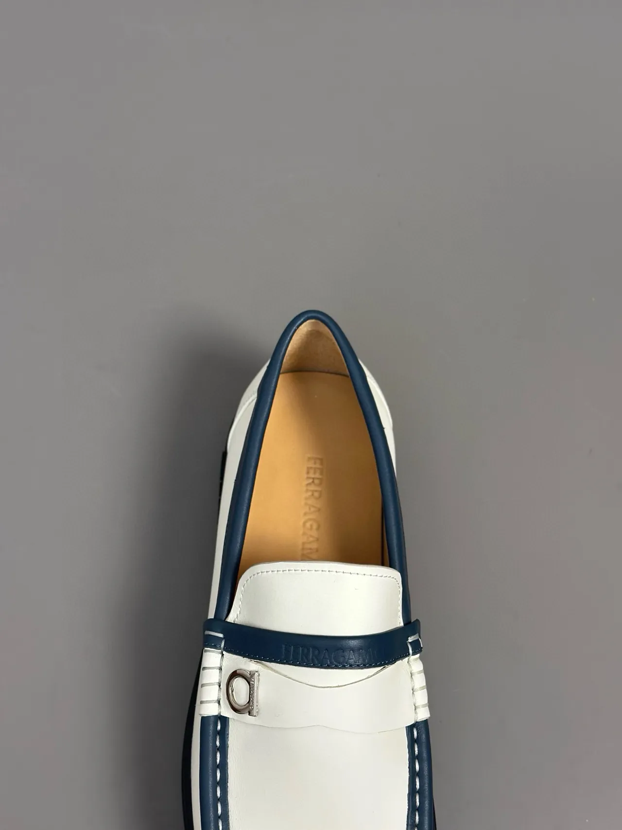 Salvatore Ferragamo Gancini Loafer Mocassins Blanc et Marine en Cuir 8