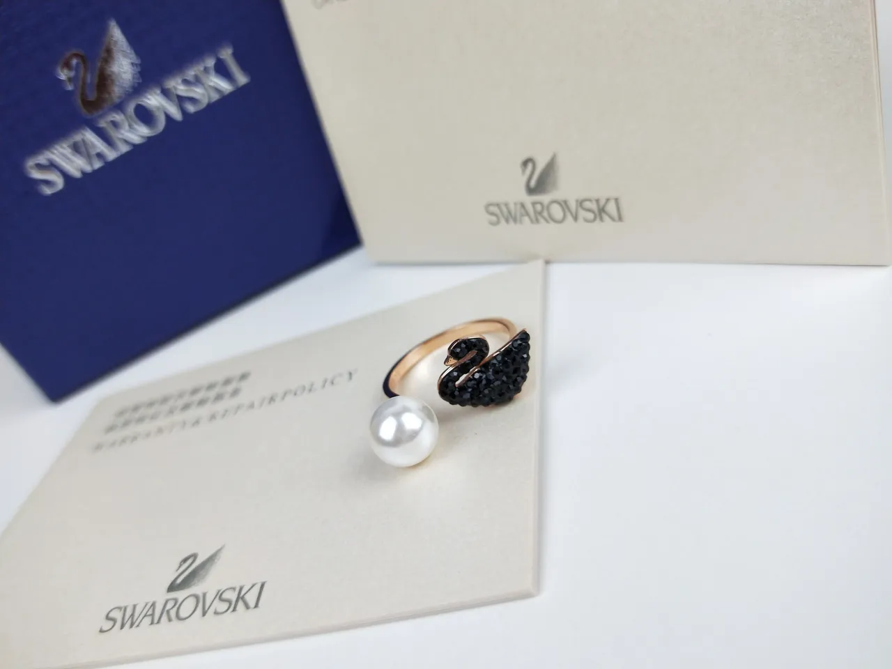 Swarovski Swan Anel de Cristal Preto e Pérola 2