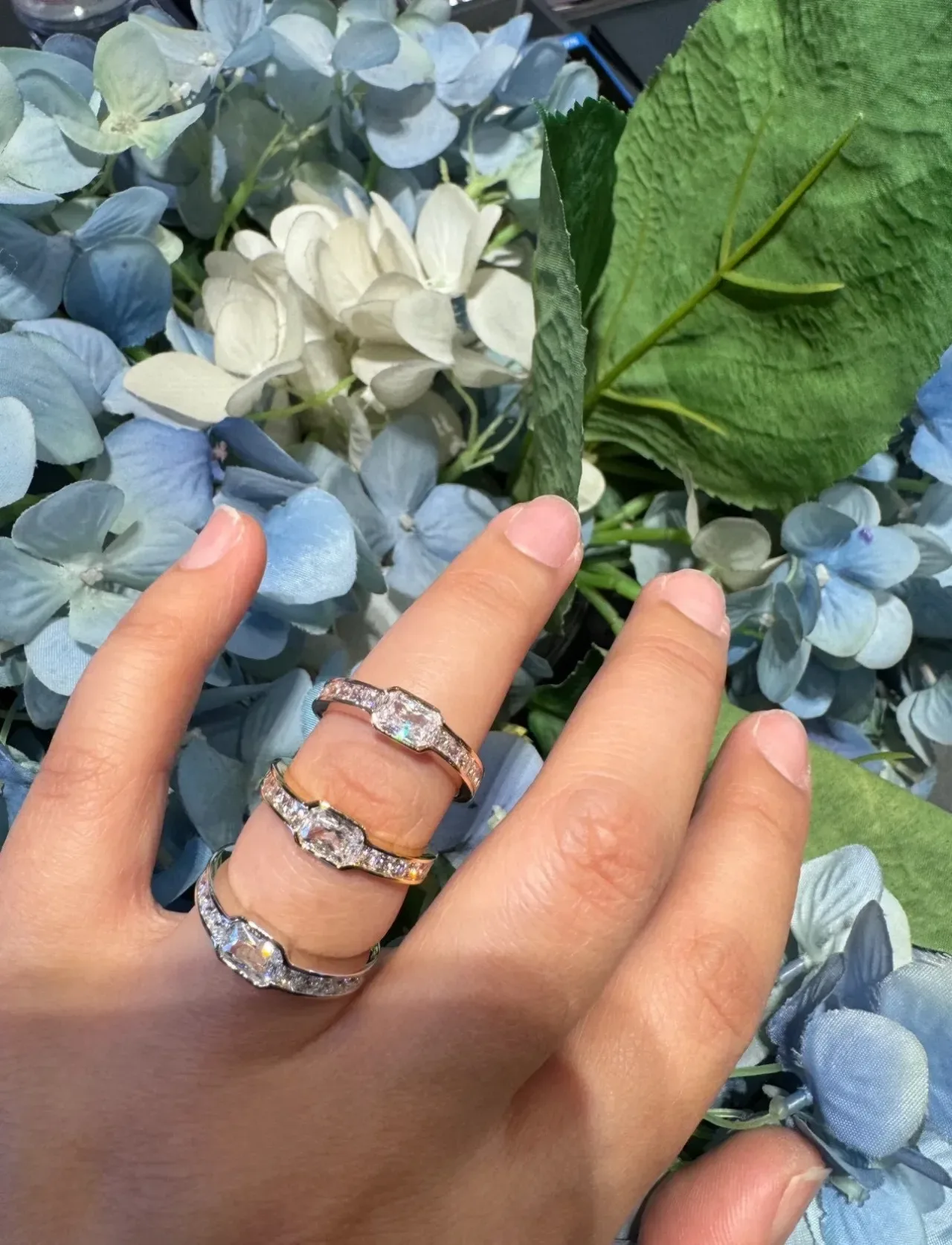 Tiffany & Co. Or Bleu Bague Pierre Centrale Coupe Émeraude Pavé Épaules 3