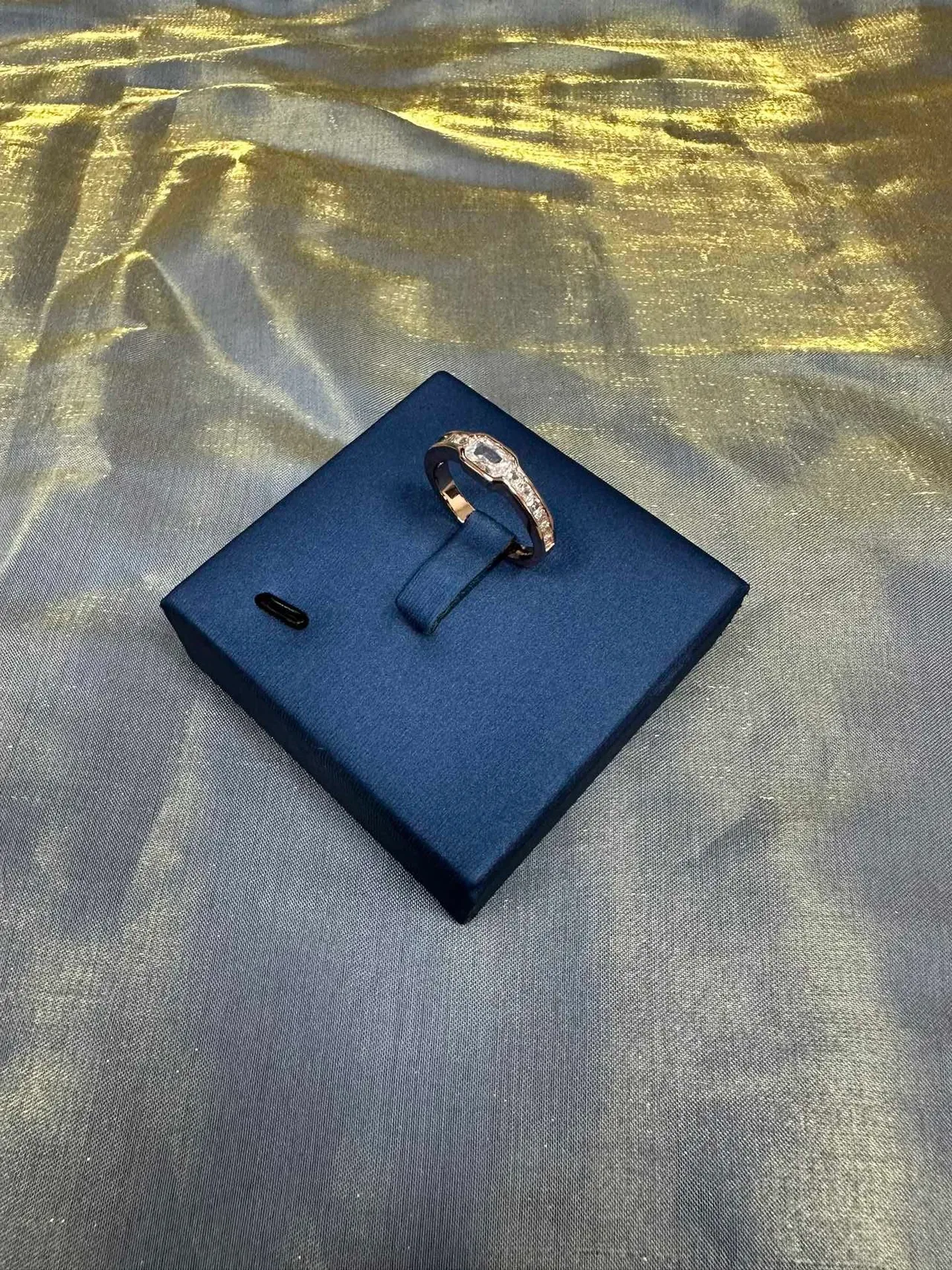 Tiffany & Co. Or Bleu Bague Pierre Centrale Coupe Émeraude Pavé Épaules 8