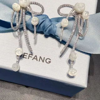 Tiffany & Co. Boucles d'oreilles à motif de nœud Pavé-Set Floral Gravé Multi-Drop