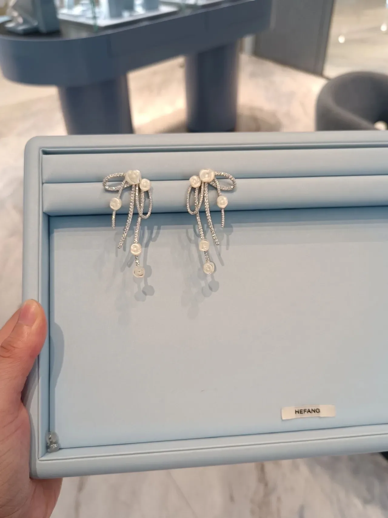 Tiffany & Co. Boucles d'oreilles à motif de nœud Pavé-Set Floral Gravé Multi-Drop 4