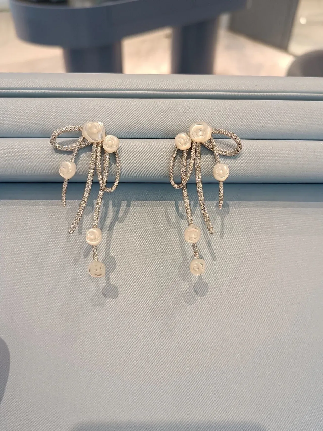 Tiffany & Co. Boucles d'oreilles à motif de nœud Pavé-Set Floral Gravé Multi-Drop 5