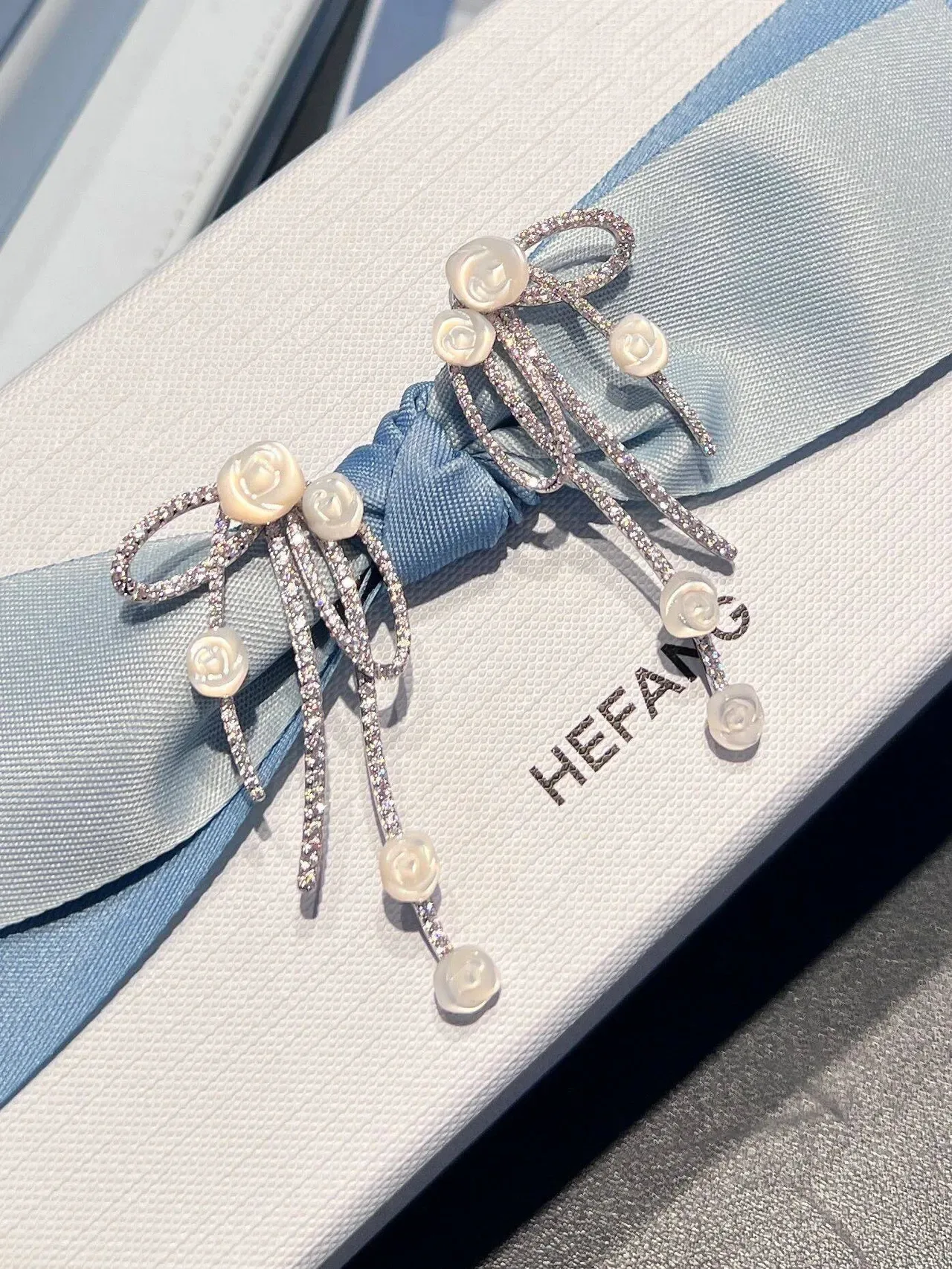 Tiffany & Co. Boucles d'oreilles à motif de nœud Pavé-Set Floral Gravé Multi-Drop 6