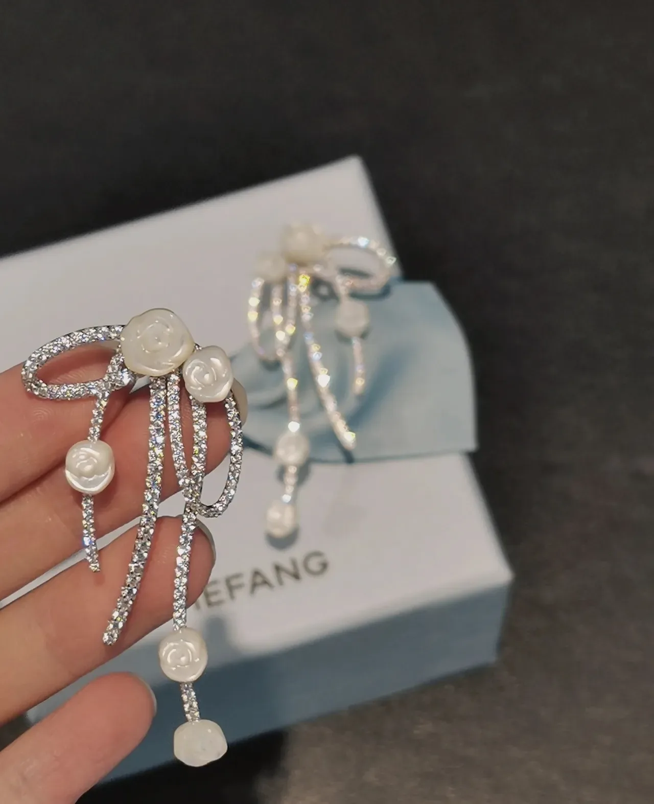 Tiffany & Co. Boucles d'oreilles à motif de nœud Pavé-Set Floral Gravé Multi-Drop 7