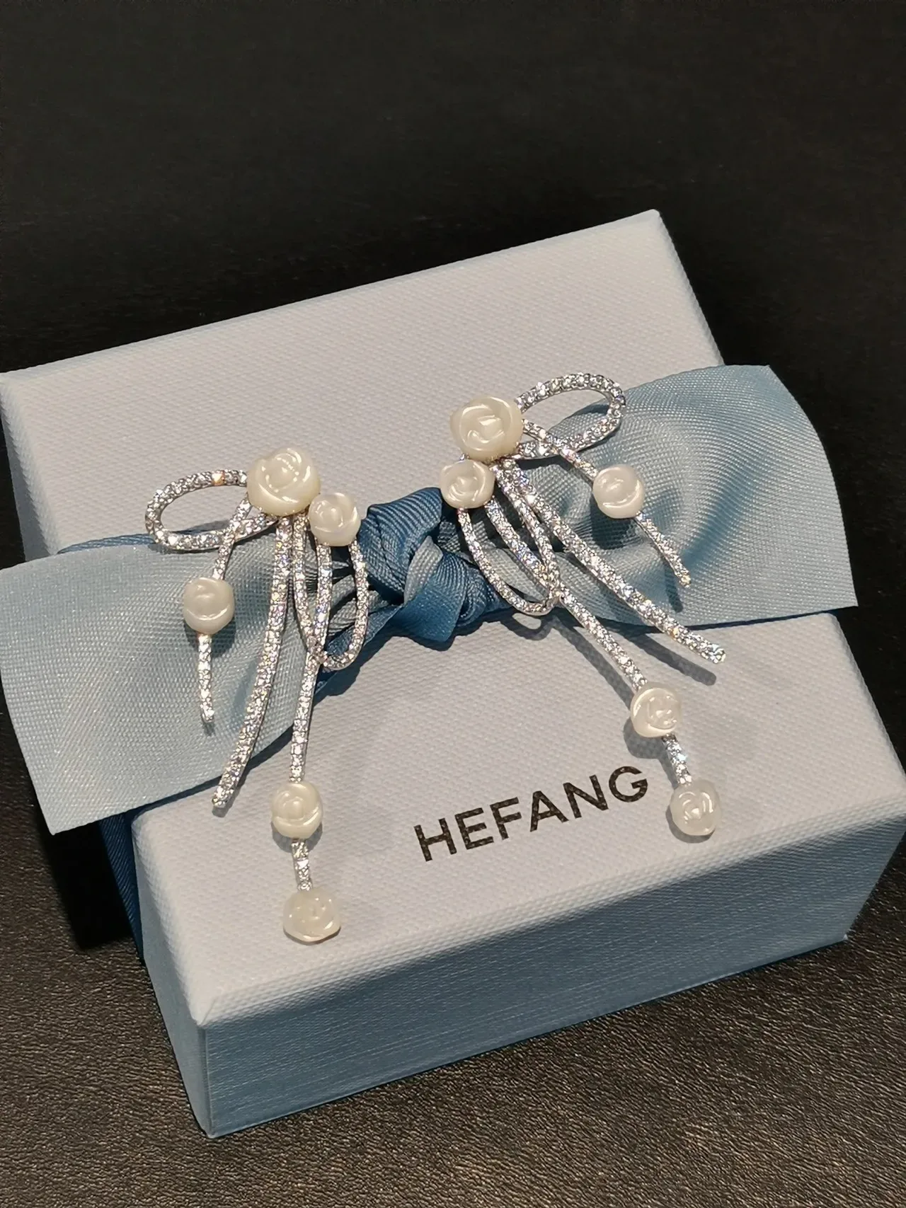 Tiffany & Co. Boucles d'oreilles à motif de nœud Pavé-Set Floral Gravé Multi-Drop 8