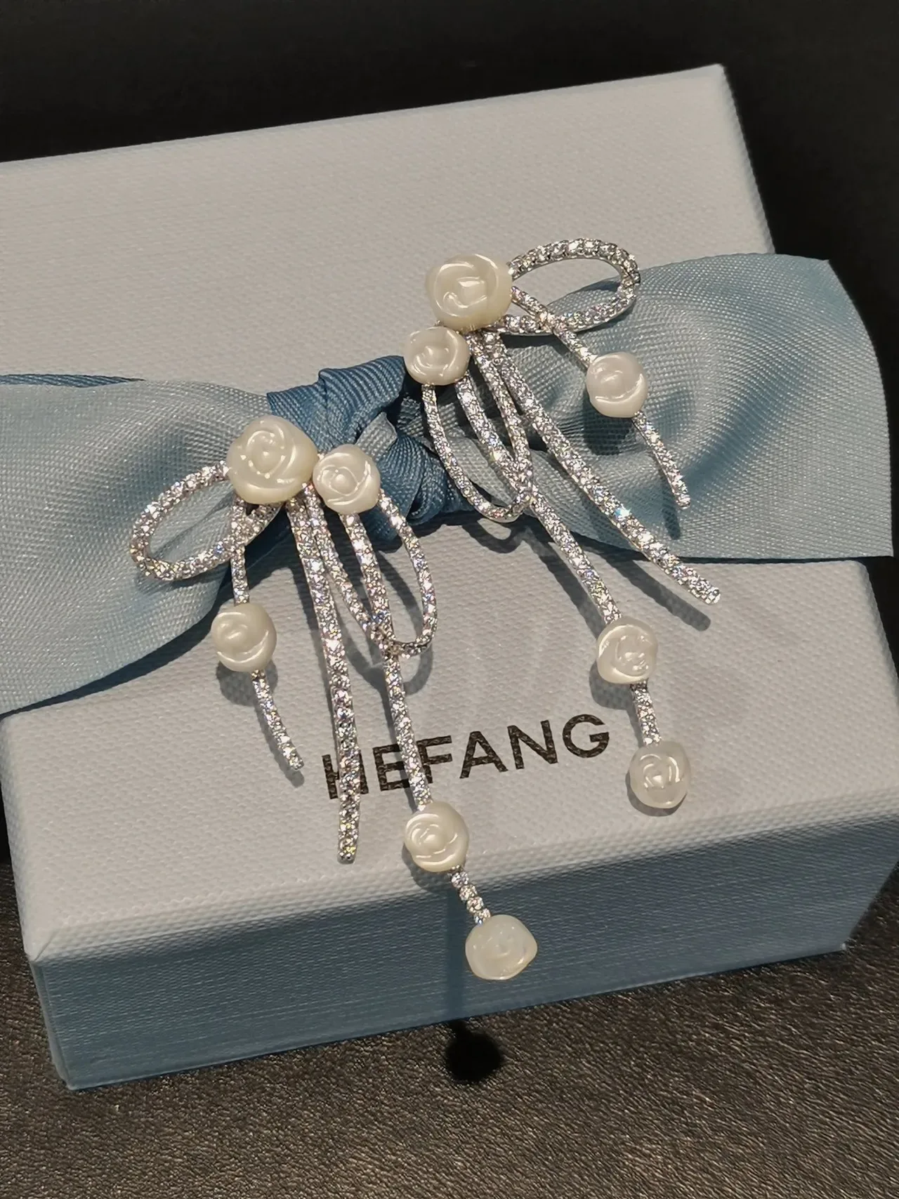 Tiffany & Co. Boucles d'oreilles à motif de nœud Pavé-Set Floral Gravé Multi-Drop 9