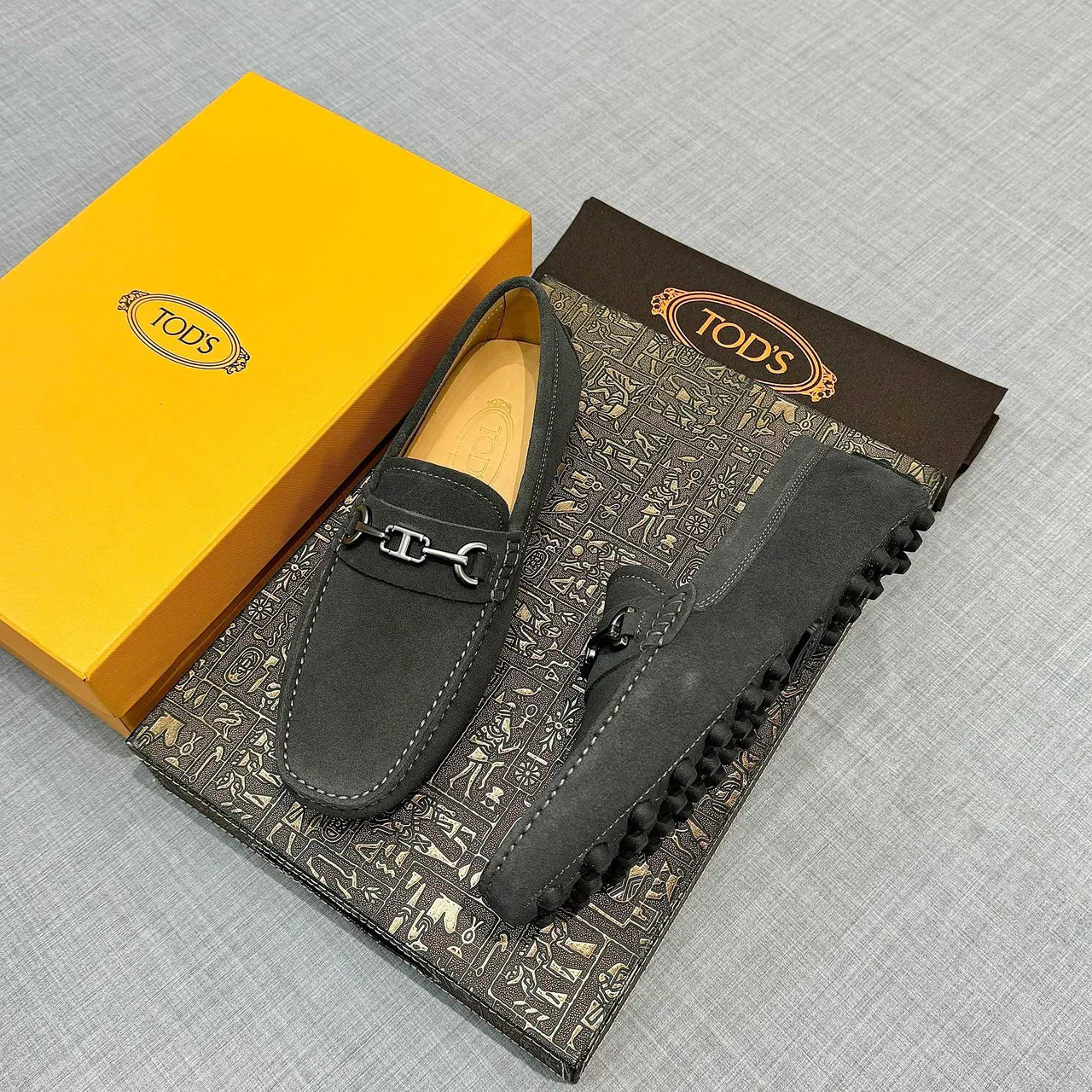 Tod's Horsebit Loafer de camurça cinza escuro 2