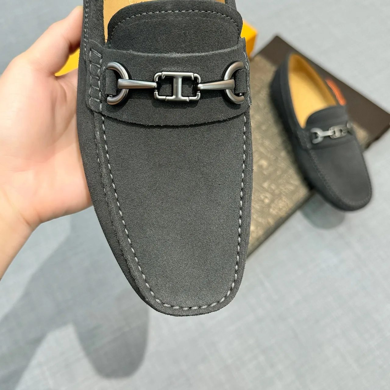 Tod's Horsebit Loafer de camurça cinza escuro 4