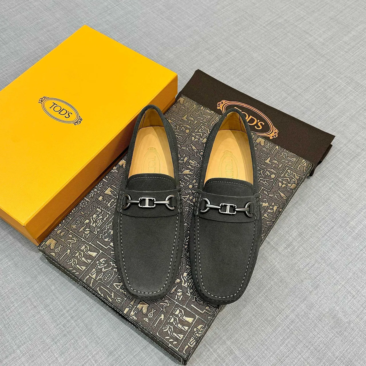 Tod's Horsebit Loafer de camurça cinza escuro 6