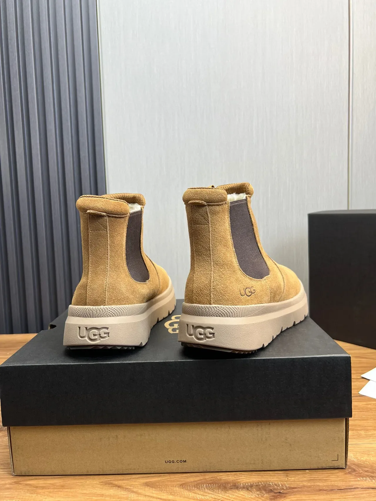 UGG Beige Gray Suede Upper Elastic Side Gussets Chelsea Boots 6