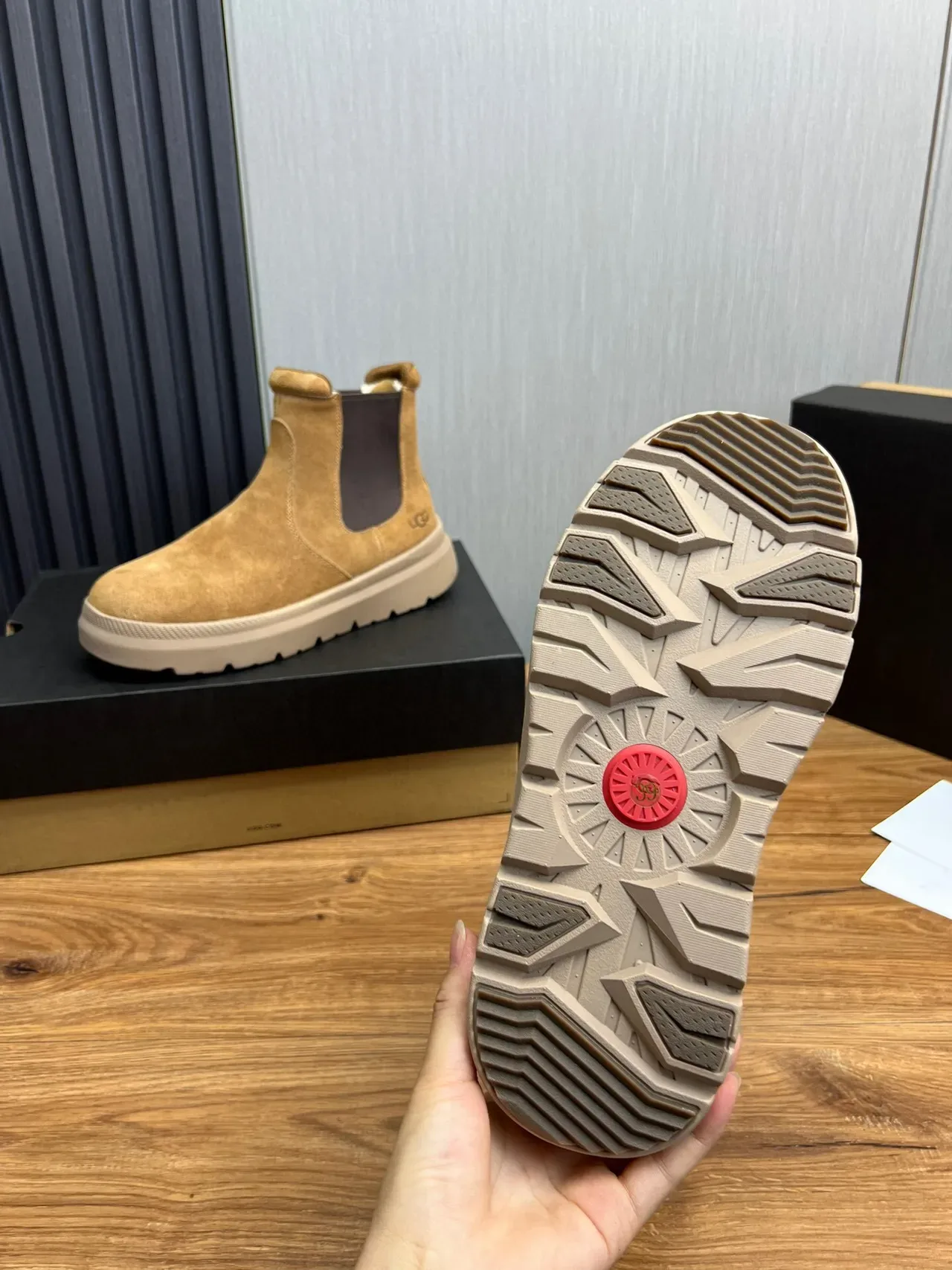 UGG Beige Gray Suede Upper Elastic Side Gussets Chelsea Boots 9