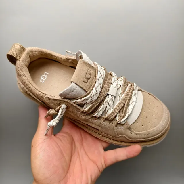 UGG Chaussures Lifestyle Beige Blanc Suède Supérieur Détail Lacets Tressés 3
