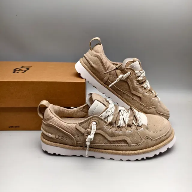 UGG Chaussures Lifestyle Beige Blanc Suède Supérieur Détail Lacets Tressés 6